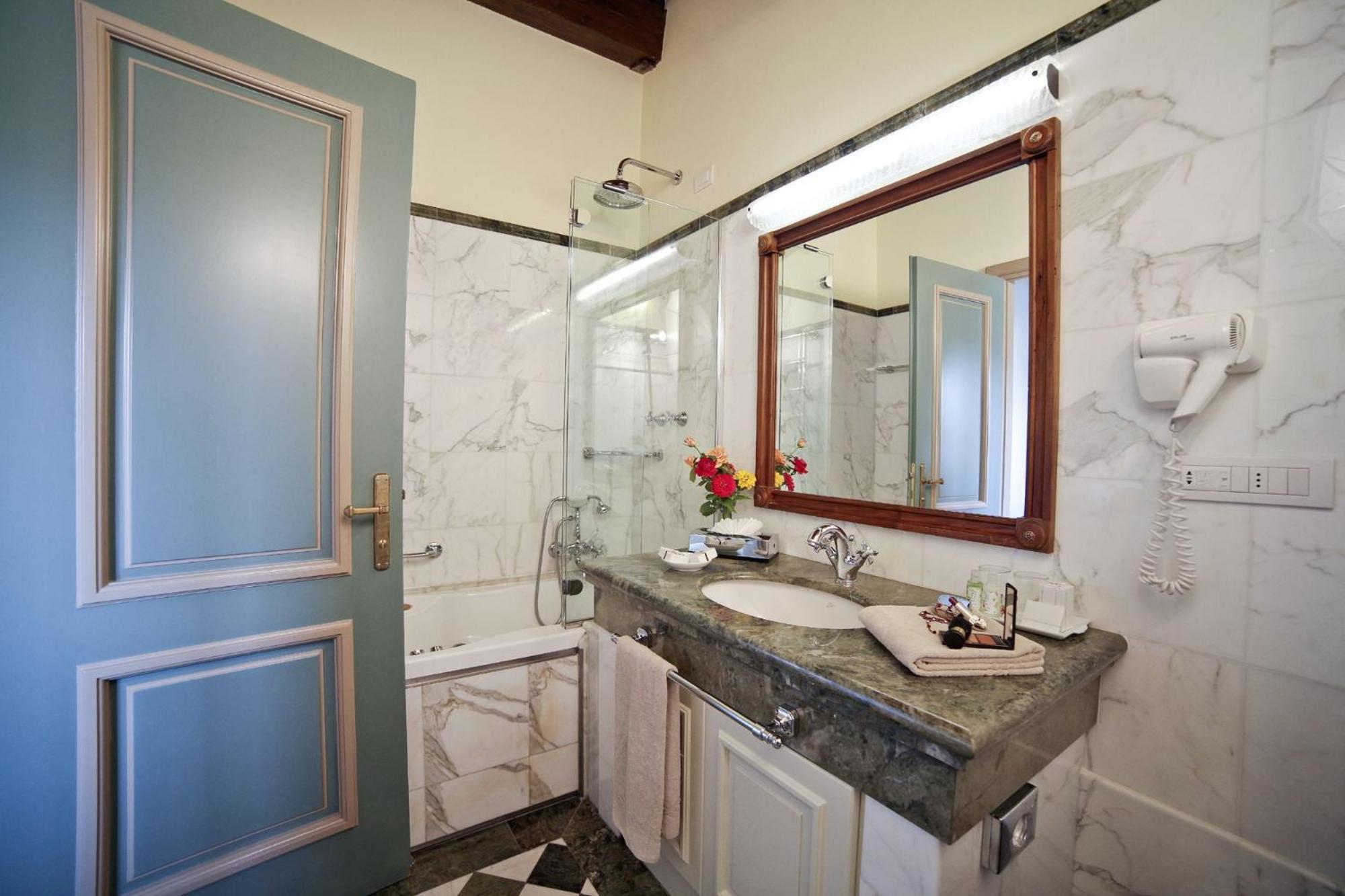 Classic Queen Room with Single Bed